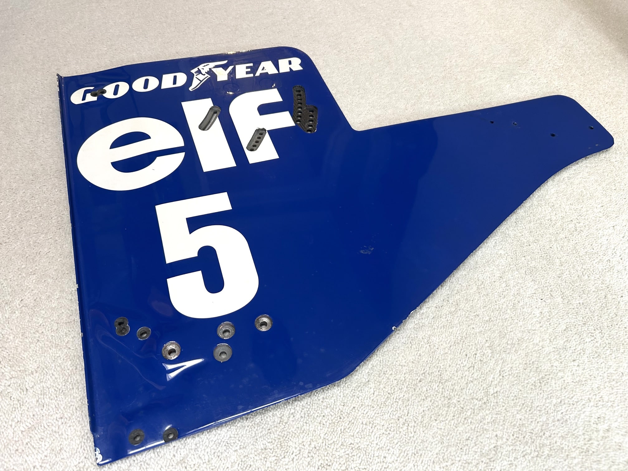 Williams FW17 Damon Hill rear wing end plate in 1996 livery - Image 3